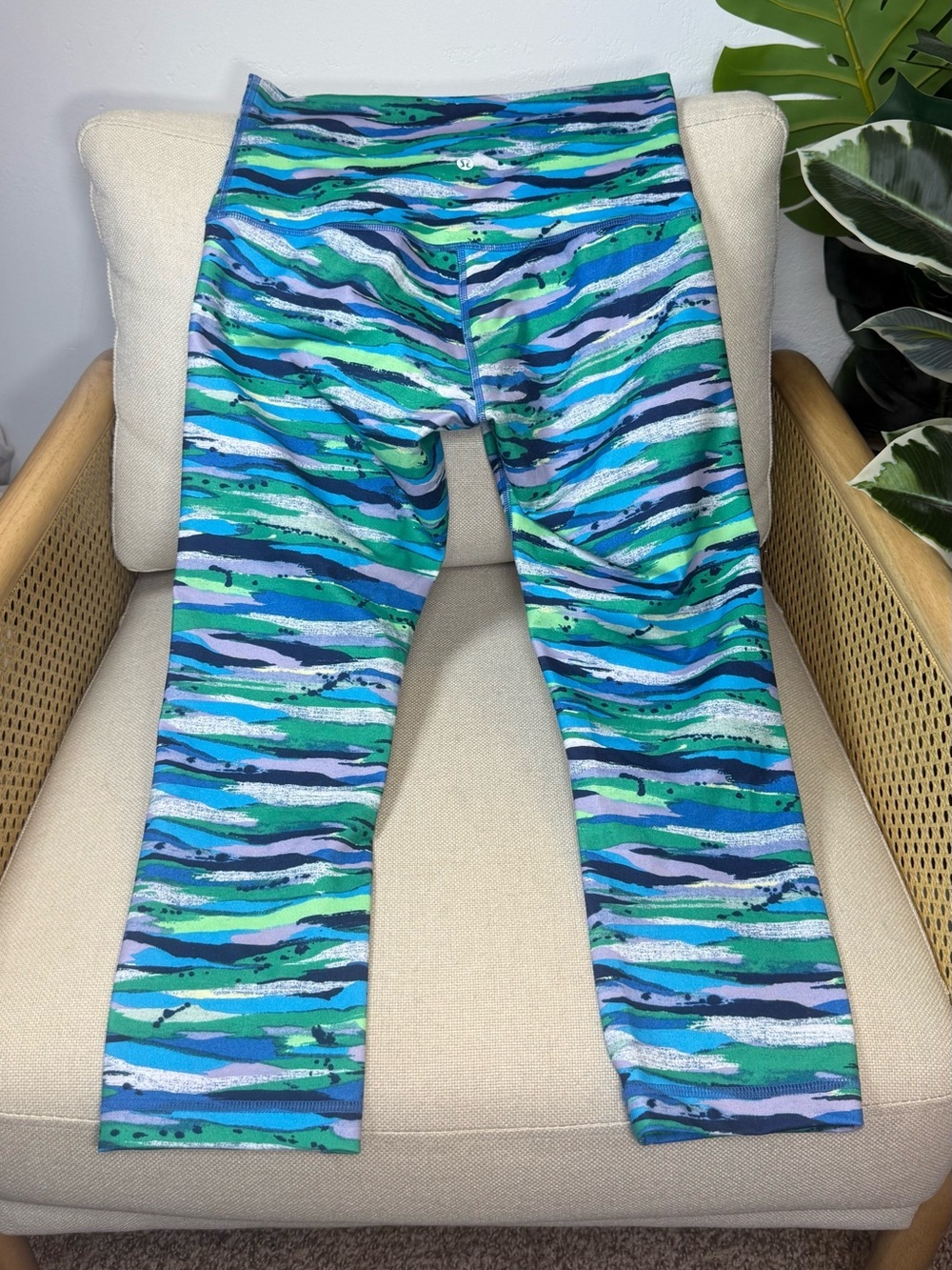 Lululemon Wunder Under Crop (Hi-Rise) Size 8 - Picture 4 of 6
